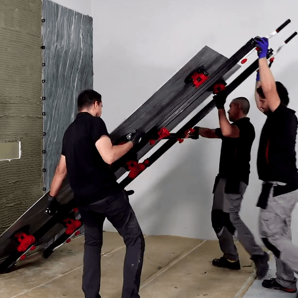 tres personas colocando una baldosa de gran formato