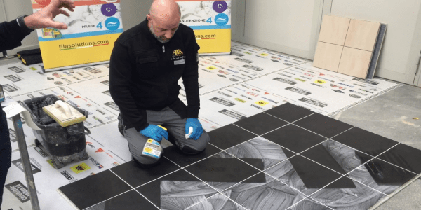 hombre limpiando rejuntado