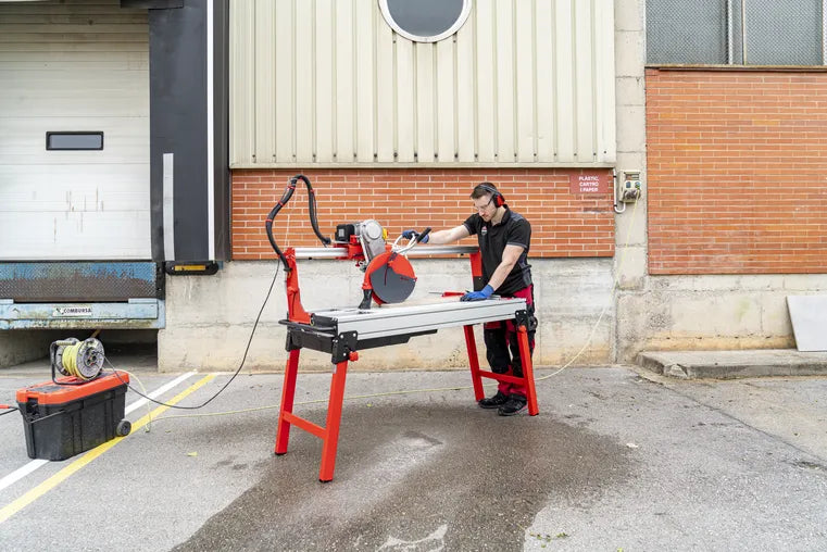 La DX-350 N LASER&LEVEL es una mesa cortadora eléctrica de cabezal móvil, equipada con efecto tronzadora