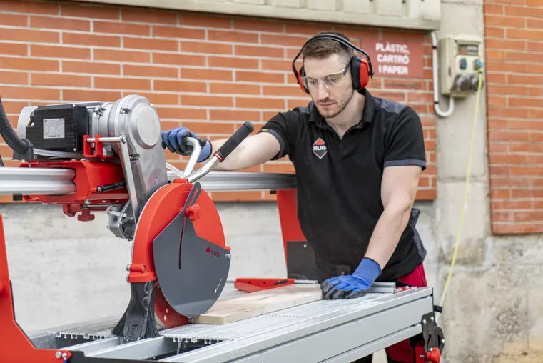 La DX-350 N LASER&LEVEL es una mesa cortadora eléctrica de cabezal móvil, equipada con efecto tronzadora