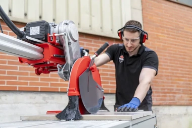 La DX-350 N LASER&LEVEL es una mesa cortadora eléctrica de cabezal móvil, equipada con efecto tronzadora