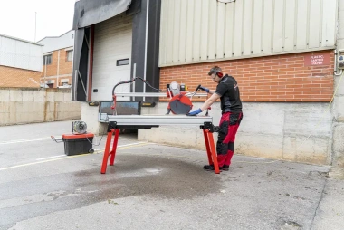 La DX-350 N LASER&LEVEL es una mesa cortadora eléctrica de cabezal móvil, equipada con efecto tronzadora
